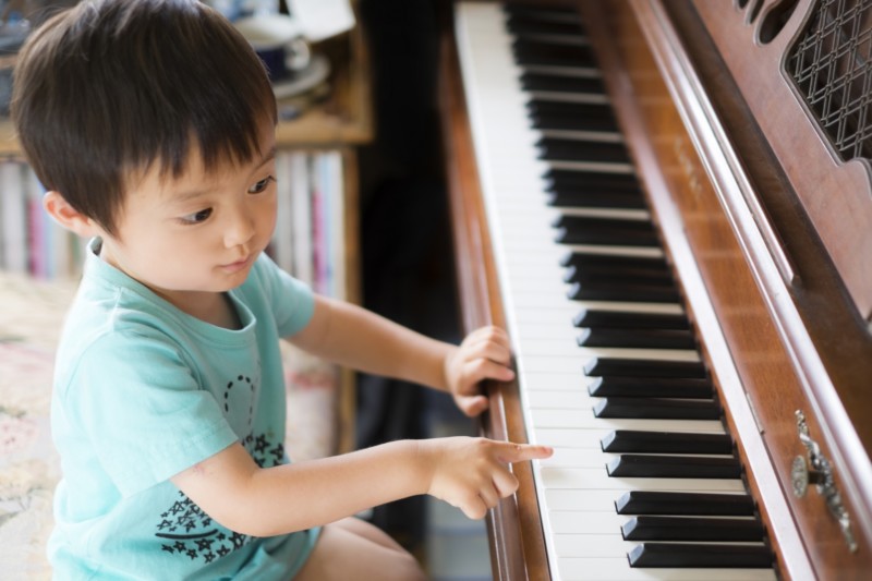 ピアノを弾く子供