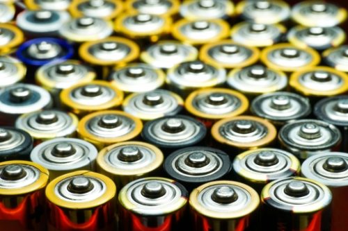 乾電池のアルカリとマンガンの違いは 意外と知らない使い分けを解説