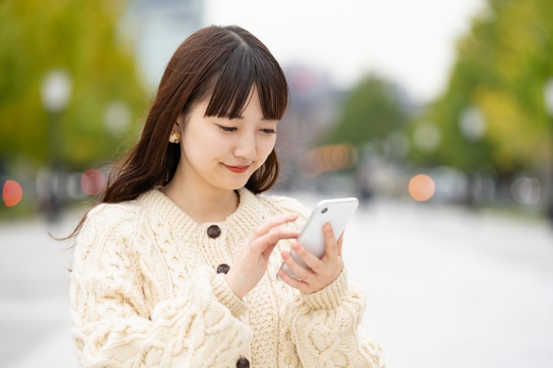 スマホを操作する女性