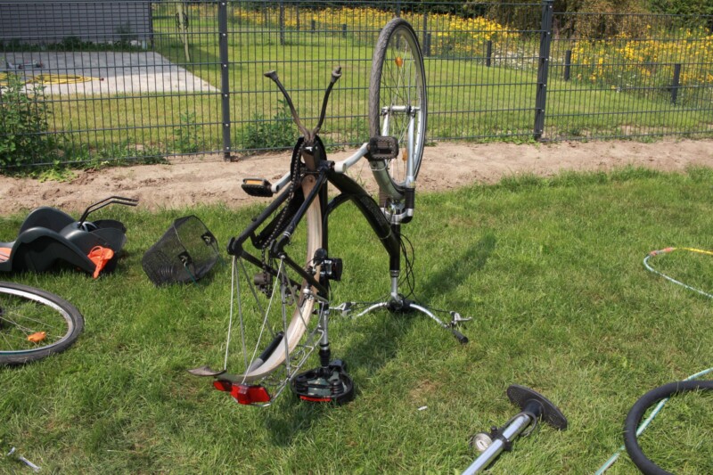 逆さまに置いた自転車