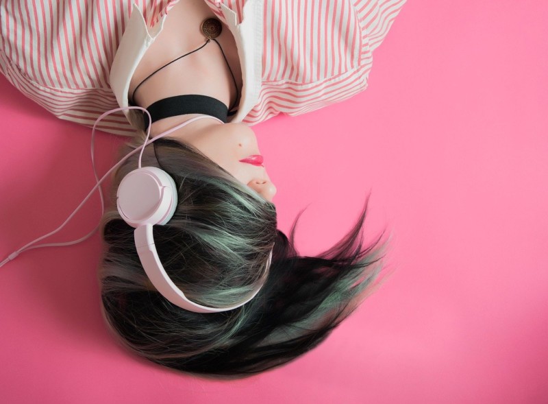 音楽を聴く女性