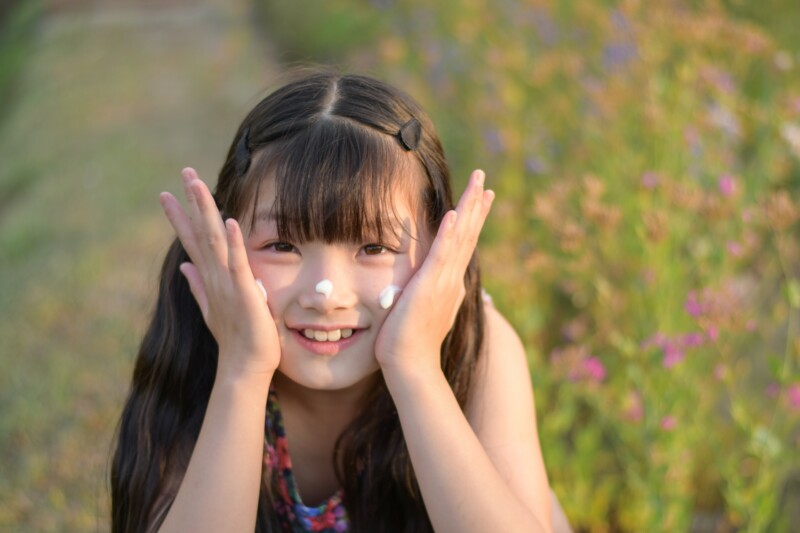 日焼け止めを塗る女の子